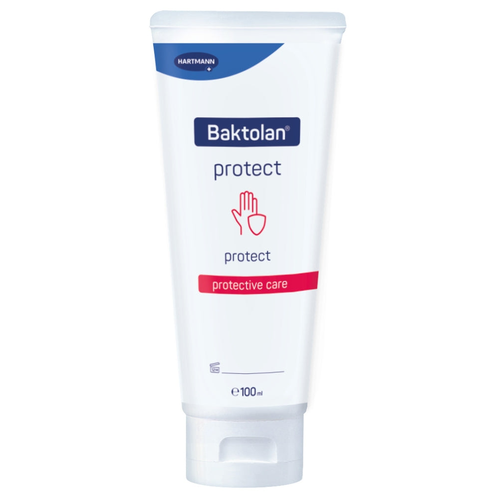 Flasche mit Baktolan Protect, einem antibakteriellen Handgel in einer transparenten 100 ml PET-Flasche. Die Flasche hat einen blauen Pumpspender, der die gezielte Dosierung des Inhalts ermöglicht. Auf dem Etikett ist der Produktname "Baktolan Protect" in auffälliger Schrift dargestellt, begleitet von einer kleinen Beschreibung und Symbolen, die die antibakterielle Wirkung betonen. Der Hintergrund ist schlicht und hell, was den Fokus auf das Produkt selbst legt. Ideal für die Hygiene unterwegs.