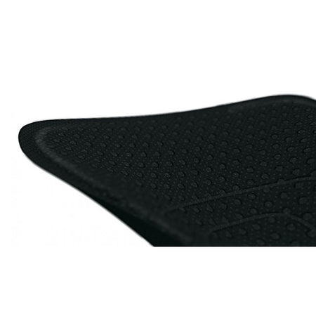 TENA Men Protective Shield Level 0 ist ein männliches Hygieneprodukt, das auf einem weißen Hintergrund abgebildet ist. In der Mitte des Bildes liegt das Produkt in Form eines kompakten, flachen Shields. Es ist in einer geschützten Verpackung dargestellt, sodass die Vorderseite deutlich sichtbar ist. Die Verpackung zeigt das TENA-Logo sowie Informationen über den Schutzlevel. Die Bildkomposition ist klar und fokussiert, um die Funktionalität und das Design des Shields hervorzuheben. Ideal für inko.