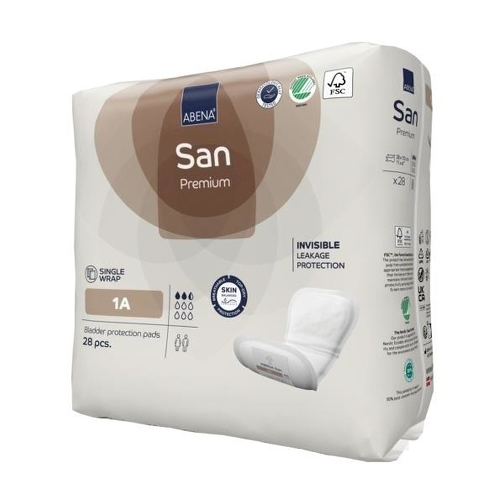 Produktabbildung zeigt eine Packung Abena SAN Premium Einlagen der Klasse 1A. Die Packung ist vollständig sichtbar, mit einem schlichten, eleganten Design in Weiß und Blau. Auf der Vorderseite sind das Abena-Logo und die Produktbezeichnung gut lesbar gedruckt. Die Einlagen selbst sind in einem transparenten Bereich der Verpackung angedeutet. Im Hintergrund sind keine weiteren Objekte oder Ablenkungen sichtbar; der Fokus liegt klar auf dem Produkt.