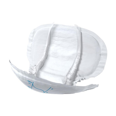 Produktbild einer Abena San Premium Größe 6 Einlage. Die Einlage ist weiß und hat eine anatomische Form, die für eine perfekte Anpassung sorgt. Auf der Oberfläche sind sanfte, rautenförmige Muster zu sehen, die für zusätzlichen Komfort und Atmungsaktivität sorgen. Die Seiten der Einlage sind leicht angehoben und mit einer elastischen Umrandung versehen, um ein Auslaufen zu verhindern. Im Hintergrund ist eine neutrale, leicht unscharfe Fläche zu erkennen, die den Fokus auf die Einlage lenkt.