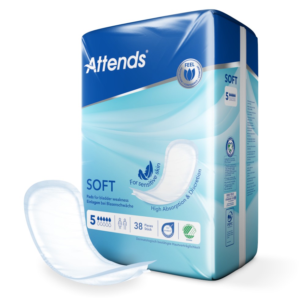 Attends Soft 5 Einlagen werden auf einem neutralen Hintergrund präsentiert. Die Einlagen sind in mehreren Lagen gefaltet und zeigen eine weiche, saugfähige Oberfläche. An der oberen Kante sind markante Briefing-Kanten zu erkennen, die die einfache Handhabung unterstützen. Das Verpackungsdesign ist in sanften Farben gehalten, mit klarer Beschriftung, die das Produkt beschreibt. Auf der Unterseite sind Details zur Saugfähigkeit und Anwendung zu sehen.