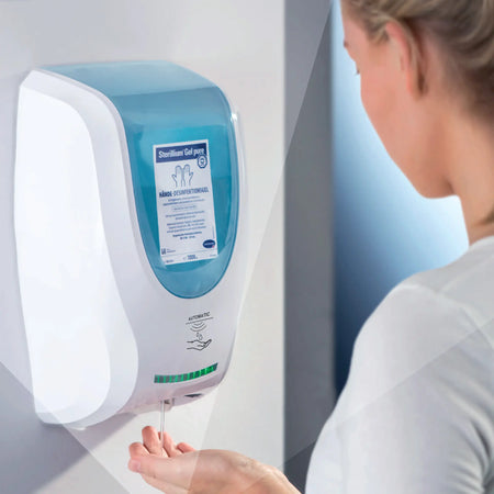 Ein moderner Bode Cleansafe Desinfektionsmittelspender mit Sensor. Der Spender hat eine elegante, weiße Außenseite und ist in einer rechteckigen Form gestaltet. Auf der Vorderseite befindet sich ein transparentes Sichtfenster, das den Füllstand des Desinfektionsmittels anzeigt. Der Spender ist wandmontierbar und eignet sich ideal für öffentliche und gewerbliche Räume. Auf der Oberseite ist das Sensormodul platziert, das die automatische Dosierung des Desinfektionsmittels bei Handnähe ermöglicht.