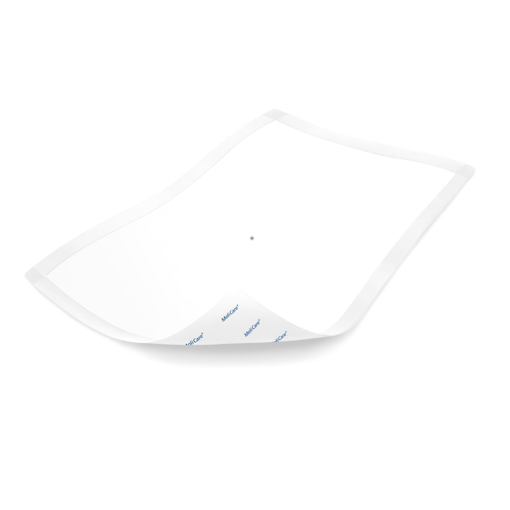 Ein Premium-Bettauflage von MoliCare, dimensionsmäßig 40x60 cm, präsentiert sich auf einem hellen Hintergrund. Die Auflage ist in einem sanften weißen Farbton gehalten und mit einem dezenten Muster versehen. Die Oberfläche wirkt glatt und weich, während die Ränder der Matratze sauber und ordentlich genäht sind. Produkteigenschaften deuten auf hohe Saugfähigkeit und Komfort hin.