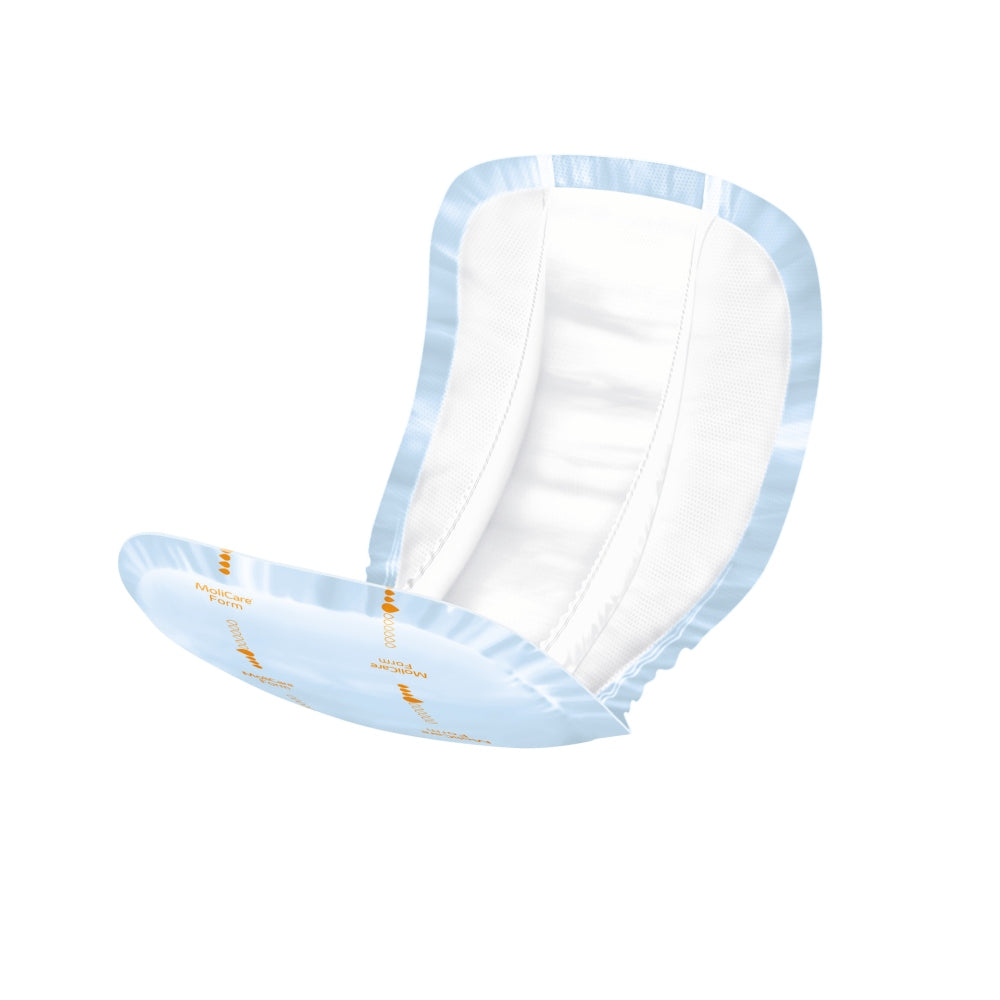 Das Bild zeigt eine transparente Flasche mit einem weiß-blauen Etikett, die eine klare Flüssigkeit enthält. Auf dem Etikett sind die Produktbezeichnung "Molicare Form 4 Tropfen" sowie eine kurze Beschreibung auf Deutsch abgedruckt. Im oberen Teil des Etikettes sind Gesundheits- und Pflegeinformationen, die eine Anwendung für pflegebedürftige Personen angeben. Die Flasche hat einen Spender und steht auf einem neutralen Hintergrund, der den Fokus auf das Produkt lenkt.