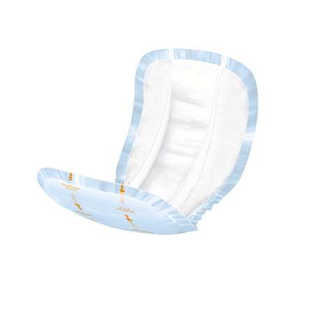 Das Bild zeigt eine transparente Flasche mit einem weiß-blauen Etikett, die eine klare Flüssigkeit enthält. Auf dem Etikett sind die Produktbezeichnung "Molicare Form 4 Tropfen" sowie eine kurze Beschreibung auf Deutsch abgedruckt. Im oberen Teil des Etikettes sind Gesundheits- und Pflegeinformationen, die eine Anwendung für pflegebedürftige Personen angeben. Die Flasche hat einen Spender und steht auf einem neutralen Hintergrund, der den Fokus auf das Produkt lenkt.