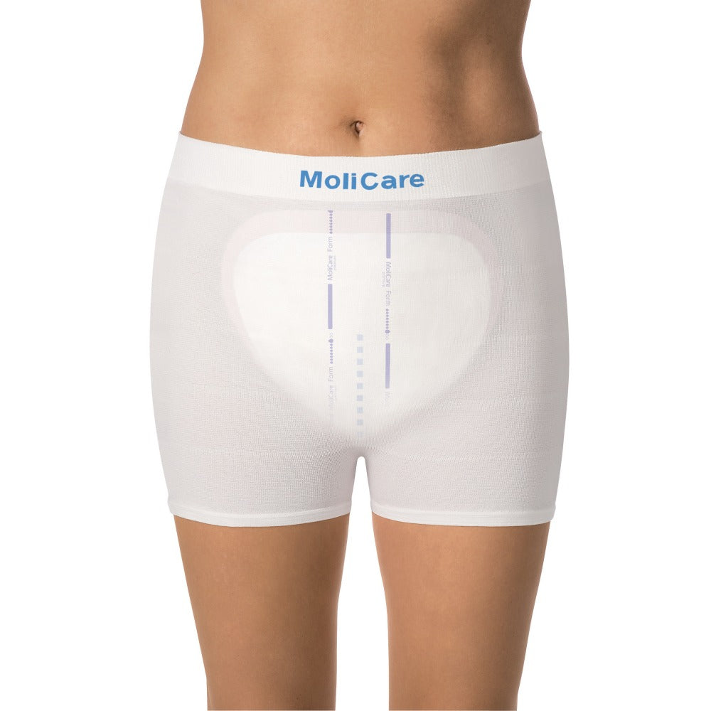 Auf dem Produktbild ist eine Packung von MoliCare Form Premium mit 6 Tropfen zu sehen. Die Packung ist überwiegend in Weiß und Türkis gehalten und zeigt das Logo von MoliCare prominent auf der Vorderseite. Rechts befindet sich eine klare Kennzeichnung der Absorptionsstärke "6 Tropfen". Zusätzlich sind verschiedene Grafiken abgebildet, die auf die Eigenschaften des Produkts hinweisen, wie z.B. die Saugfähigkeit und den Komfort.