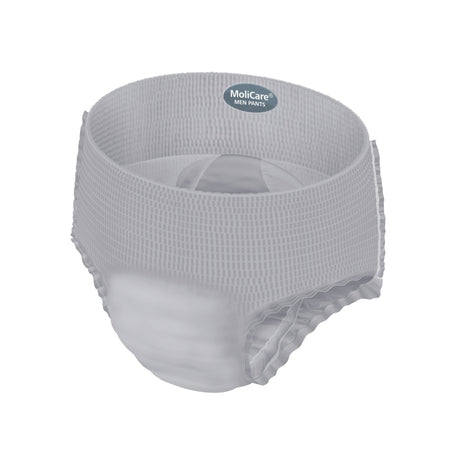 Bild eines Produkts: Molicare Men Pants, einer Inkontinenzhose speziell für Männer. Die Hose ist in einem dezenten, dunklen Blau gestaltet undzeigt eine moderne Schnittform. Sie wird in einer Packung mit versiegeltem, transparentem Schutz dargestellt. Auf der Vorderseite der Packung sind die Markenzeichen und Informationen über die Produktgröße gut lesbar. Im Hintergrund ist ein neutraler, hellfarbener Untergrund, der die Hose hervorhebt.
