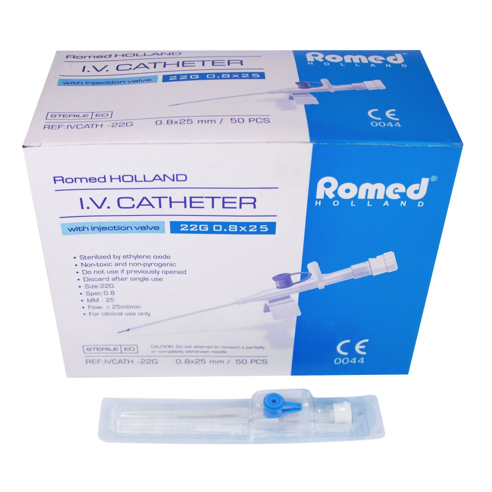 Bild eines Venenverweilkanüle in blauer Farbe, Modell Romed, mit einer Nadelstärke von 22 G. Die Kanüle hat eine transparente Optik und zeigt einen integrierten Anschlussteil für den sicheren Anschluss an Infusionssysteme. Im Hintergrund sind medizinische Utensilien und eine sterile Umgebung angedeutet, die auf die Verwendung im Gesundheitswesen hindeuten. Der Fokus liegt auf der feinen Struktur der Kanüle und dem klar erkennbaren, ergonomischen Griff für eine präzise Handhabung.