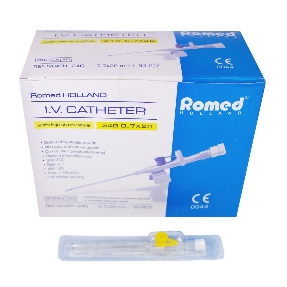 Gelbe Venenverweilkanüle von Romed, Größe 24G, auf einem weißen Hintergrund. Die Kanüle hat einen transparenten Kunststoffkörper mit einer spitzen, dünnen Nadel, die zur intravenösen Anwendung dient. Auf der Rückseite ist eine farbige Zuglasche angebracht, die die Handhabung erleichtert. Die gesamte Konstruktion ist leicht und flexibel, ideal für den Einsatz bei Patienten. Die Verpackung ist geschlossen und weist das Herstellerlogo sowie weitere Produktinformationen auf.