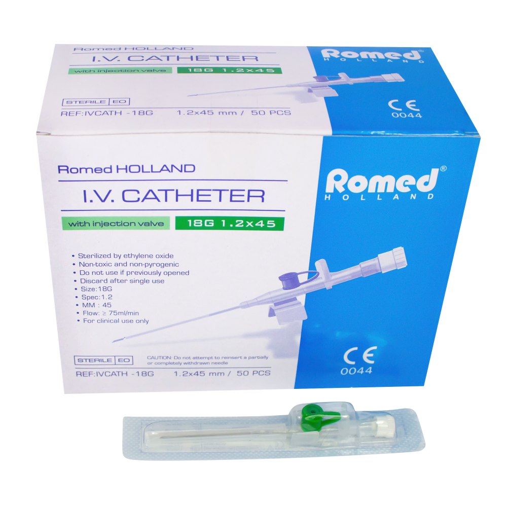 Bild einer grünen Venenverweilkanüle von Romed in der Größe 18 G. Die Kanüle hat einen transparenten Kunststoffkörper mit einem durchsichtigen Anschlussstück und einem farbigen Sicherheitsverschluss. Im Hintergrund sind zwei weitere Kanülen in unterschiedlichen Größen und Farben leicht verschwommen zu sehen. Die Kanülen sind auf einem weißen Hintergrund platziert, was ihre Details und Farben gut zur Geltung bringt.