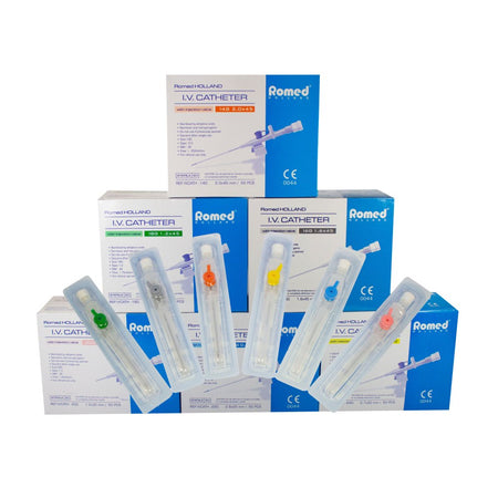 Bild zeigt eine Übersicht von Venenverweilkanülen in verschiedenen Größen und Farben. Auf der linken Seite sind drei unterschiedlich farbige Kanülen mit entsprechend farbigen Griffen dargestellt, die in einer klaren, organisierten Anordnung angeordnet sind. Jede Kanüle hat eine bunte Farbcode-Markierung zur Erleichterung der Identifikation. Im Hintergrund sind einige medizinische Hinweise und Produktinformationen zu erkennen, die auf eine professionelle Nutzung hindeuten.