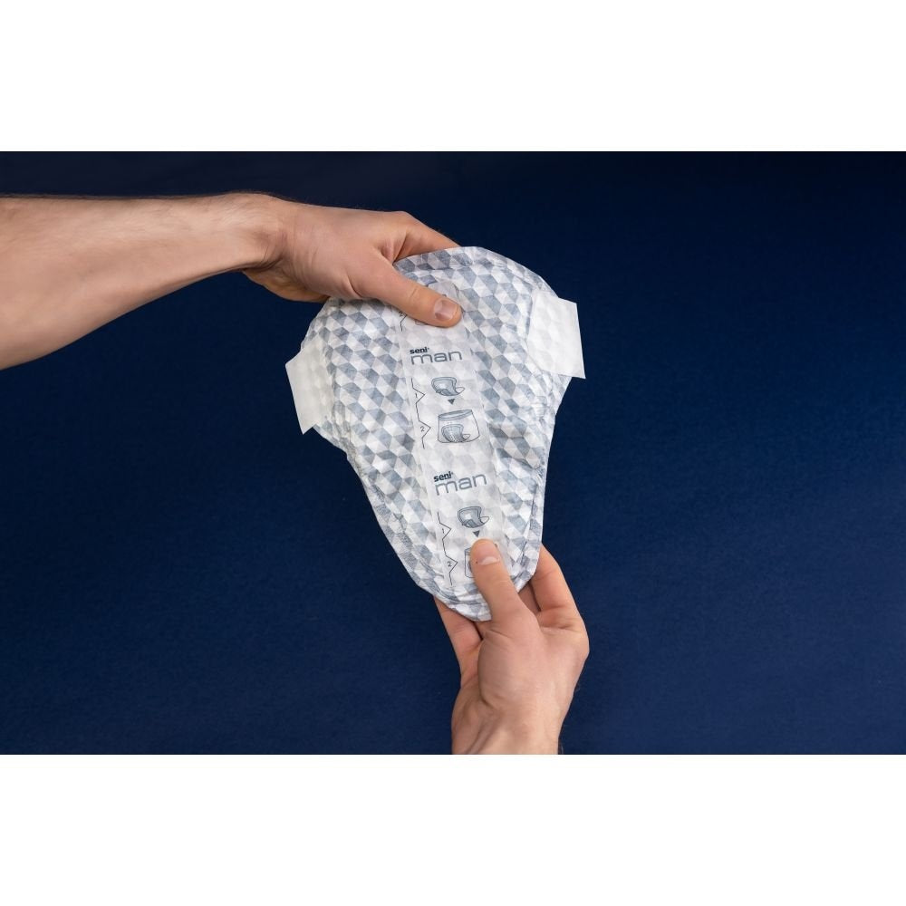 Bild eines grau-blauen Herrenhemds in Normalgröße mit langen Ärmeln. Das Hemd hat einen klassischen Kragen und eine durchgehende Knopfleiste. Es zeigt ein feines Muster mit kleinen, dezenten Linien und wirkt modern sowie stilvoll. Die Ärmel sind leicht gekrempelt, was einen lässigen Look vermittelt. Das Modell wird auf einem einfarbigen Hintergrund präsentiert, der die Details und die Qualität des Stoffes hervorhebt.