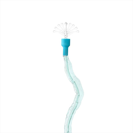 Produktbild eines SpeediCath Flex Katheters für Männer. Der Katheter ist in einer transparenten Verpackung zu sehen, die sich auf einem blassen, einheitlichen Hintergrund befindet. Der Katheter ist flexibel und bietet ergonomisches Design, ideal für die Anwendung bei Männern. Auf der Verpackung sind deutlich die Produktinformationen und das Logo des Herstellers zu erkennen.