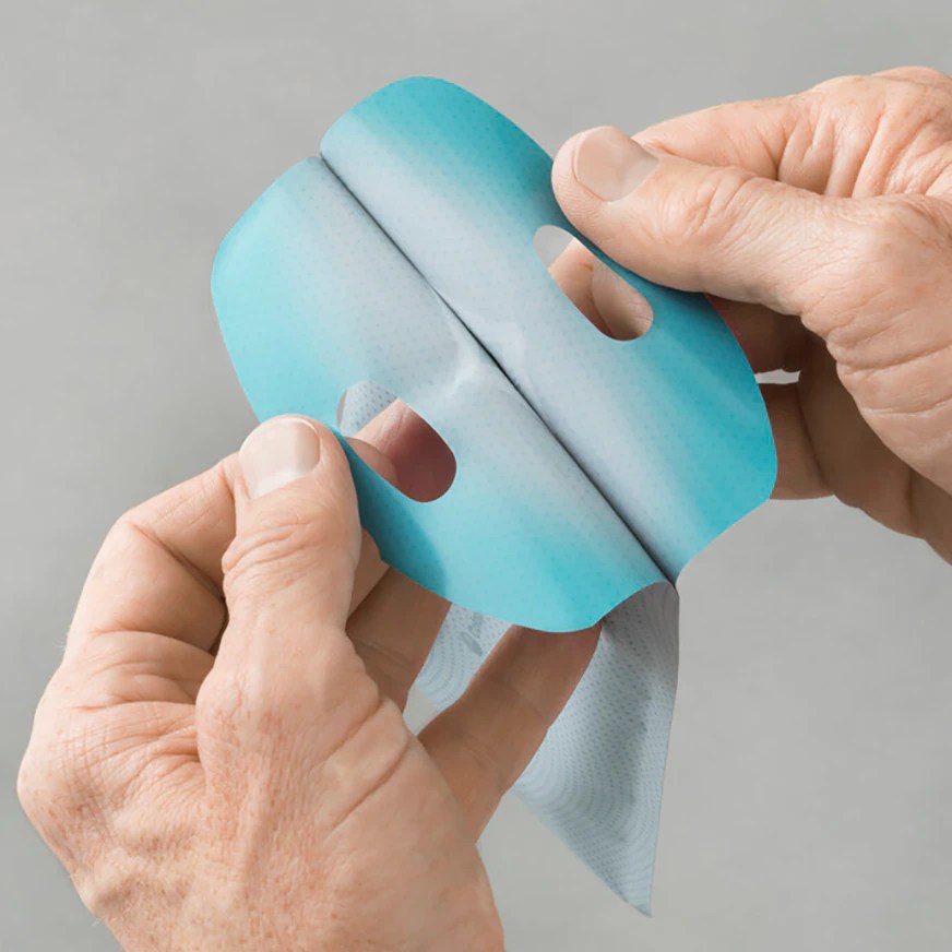 Das Produktbild zeigt einen SpeediCath Flex Katheter für Männer. Der Katheter ist in einer transparenten Verpackung zu sehen, die eine grüne Farbgebung aufweist und informative Beschriftungen enthält. Der Katheter selbst ist flexibel und dünn, mit einer abgerundeten Spitze und einer glatten Oberfläche, um die Anwendung zu erleichtern. Neben dem Katheter liegen mehrere nützliche Zubehörteile wie ein Gleitgel in einer kleinen Tube und eine praktische Anleitung.