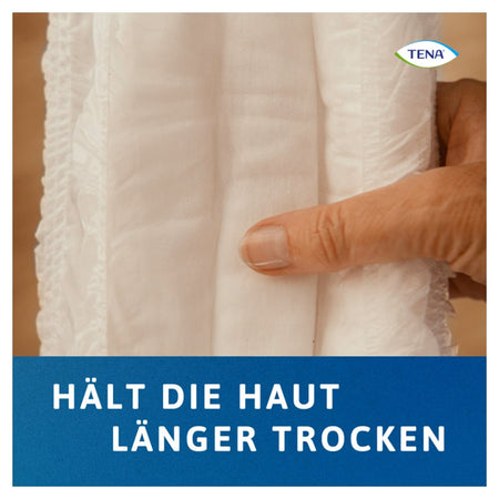Auf dem Bild sind die TENA ProSkin Pants Super in der Größe L abgebildet. Die Windelanzüge sind in einer transparenten Verpackung zu sehen, die die Produkte auf einem weißen Hintergrund präsentiert. Die Pants sind dunkelblau und haben ein elastisches, weiches Material für optimalen Tragekomfort. Sie verfügen über eine anatomische Form für eine bessere Passform. Zudem sind auf der Verpackung wichtige Informationen über die Größe und den Saugstärkegrad sichtbar.