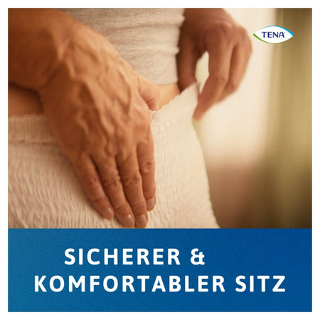 Ein Paket mit TENA ProSkin Pants Super in Größe L liegt auf einem neutralen Hintergrund. Die Vorderseite der Verpackung zeigt das Produktlogo "TENA ProSkin" deutlich und hebt die Eigenschaften wie "super" für zusätzliche Saugfähigkeit hervor. Abgebildete personenbezogene Grafiken zeigen einen glücklichen, aktiven älteren Mann, der in einer hellen Umgebung steht, was Vertrauen und Lebensqualität vermittelt. Die Verpackung enthält außerdem Abbildungen von Anwendungshinweisen und Größenoptionen.