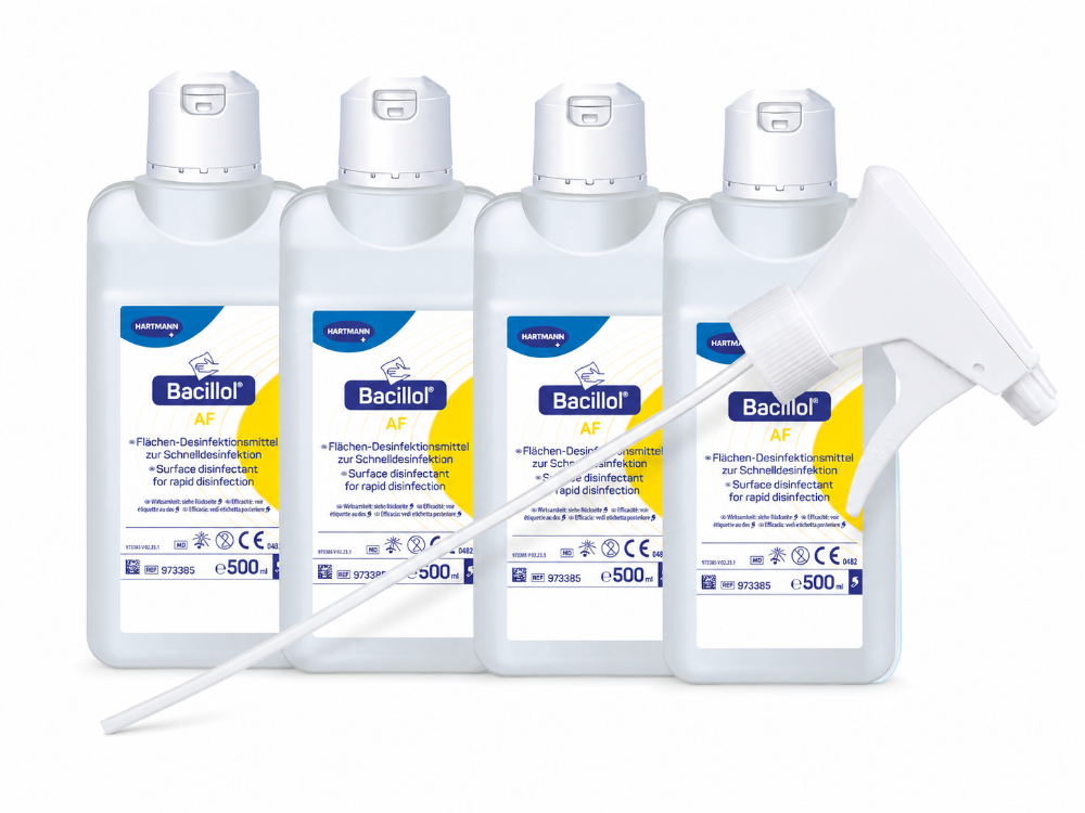 Vier Bacillol AF 500-ml-Flaschen nebeneinander mit separatem weißem Sprühkopf auf weißem Hintergrund.