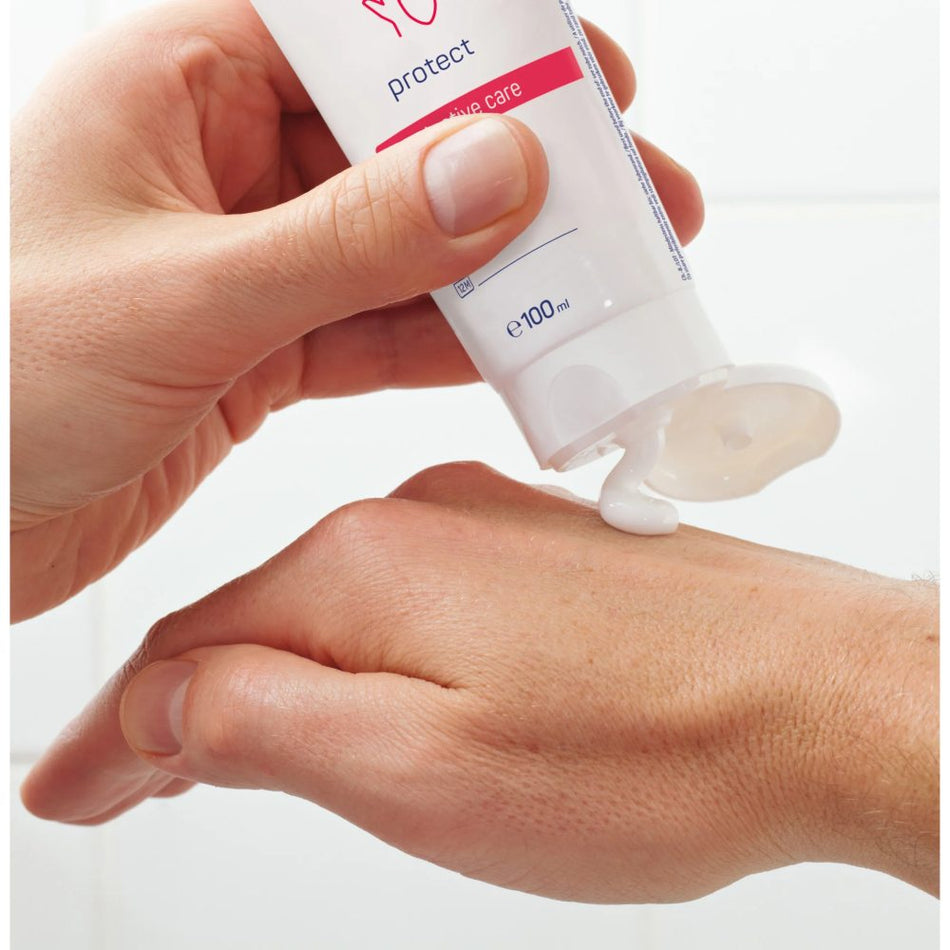Baktolan Protect Handdesinfektionsmittel in einer durchsichtigen, flachen Kunststoffflasche mit einem weißen Spender. Die Flasche enthält 100 ml und zeigt ein hygienisches, modernes Design. Auf dem Etikett sind deutlich die Markenbezeichnung "Baktolan" sowie der Produktname "Protect" in blauen und grünen Farben abgebildet. Im Hintergrund ist eine helle, neutrale Oberfläche, die den Fokus auf die Flasche lenkt. Das Produkt ist für die Desinfektion der Hände gedacht und bietet Schutz vor Keimen und Bakterien.