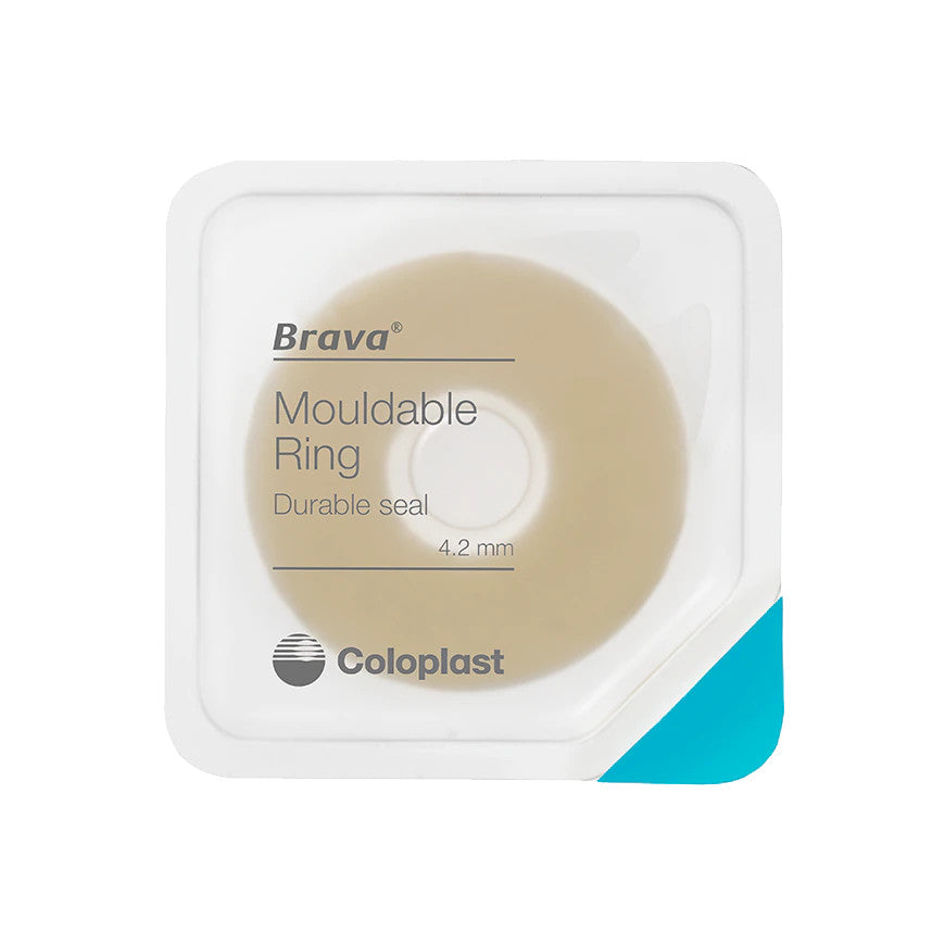 Bild eines Coloplast Brava modellierbaren Hautschutzrings, 4,2 mm dick, auf weißem Hintergrund. Der Hautschutzring hat eine ovale Form und eine weiche, gelbliche Textur. Die Oberfläche ist glatt und leicht glänzend, während der Rand des Rings leicht zusammengedrückt und flexibel wirkt, was seine Modellierbarkeit unterstreicht. Die Verpackung ist im Hintergrund unscharf zu sehen, mit dem Produktnamen und der Artikelnummer 12042.