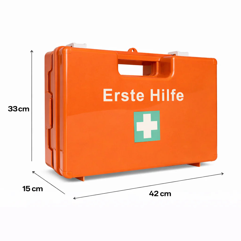 Oranger Erste-Hilfe-Koffer mit Maßangaben: 42 cm Breite, 33 cm Höhe, 15 cm Tiefe