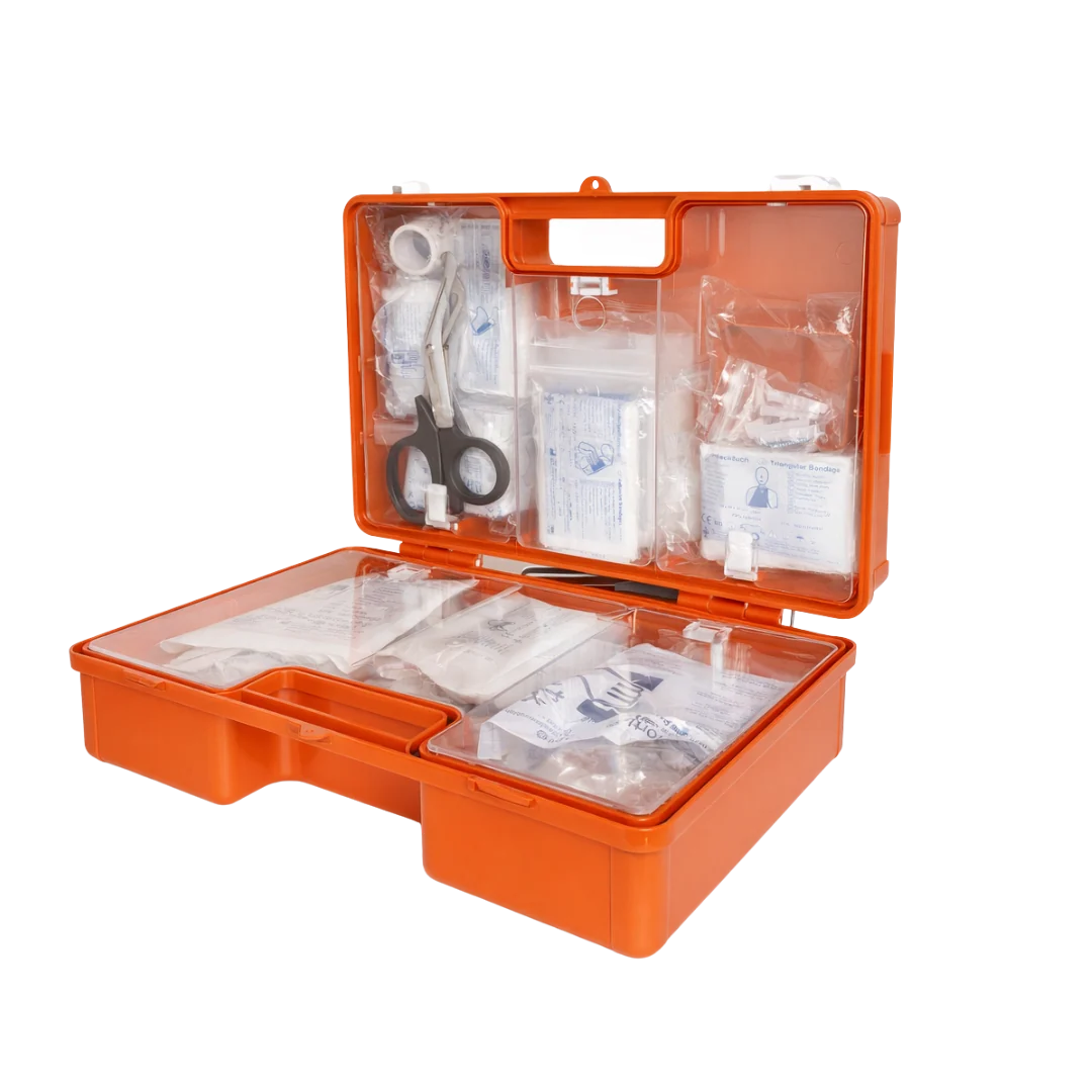 Geöffneter oranger Erste-Hilfe-Koffer DIN 13157 mit transparentem Deckelhalter, Schere und Verbandmaterial