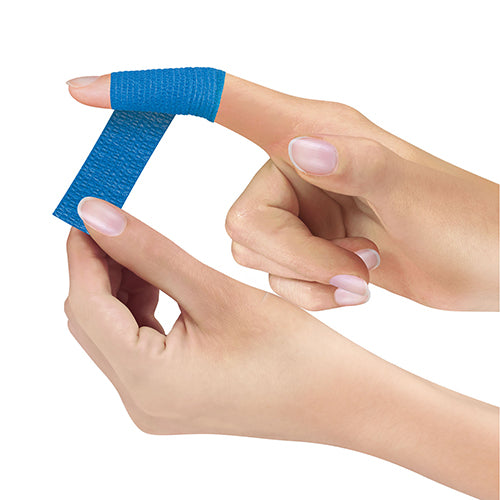 Bild eines selbsthaftenden Pflasterverbands in verschiedenen Farben. Die Rolle hat eine Breite von 2,5 cm und eine Länge von 4 m. Der Verband ist elastisch und bietet eine gute Haftung ohne Kleber, was ihn ideal für Wunden und Verletzungen macht. Die Farben sind sortiert und beeindrucken durch ihre lebendigen Töne. Die Verpackung zeigt eine transparente Folie, die den Verband schützt. Der Einsatzbereich ist vielseitig, geeignet für Sportverletzungen und alltägliche Wunden.