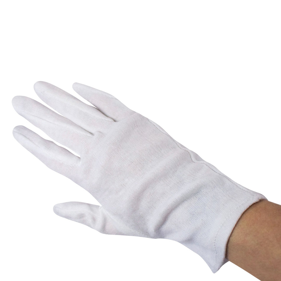 Baumwoll-Trikot-Handschuh in Reinweiß am Handgelenk – Detailansicht der Passform und gesäumten Stulpe