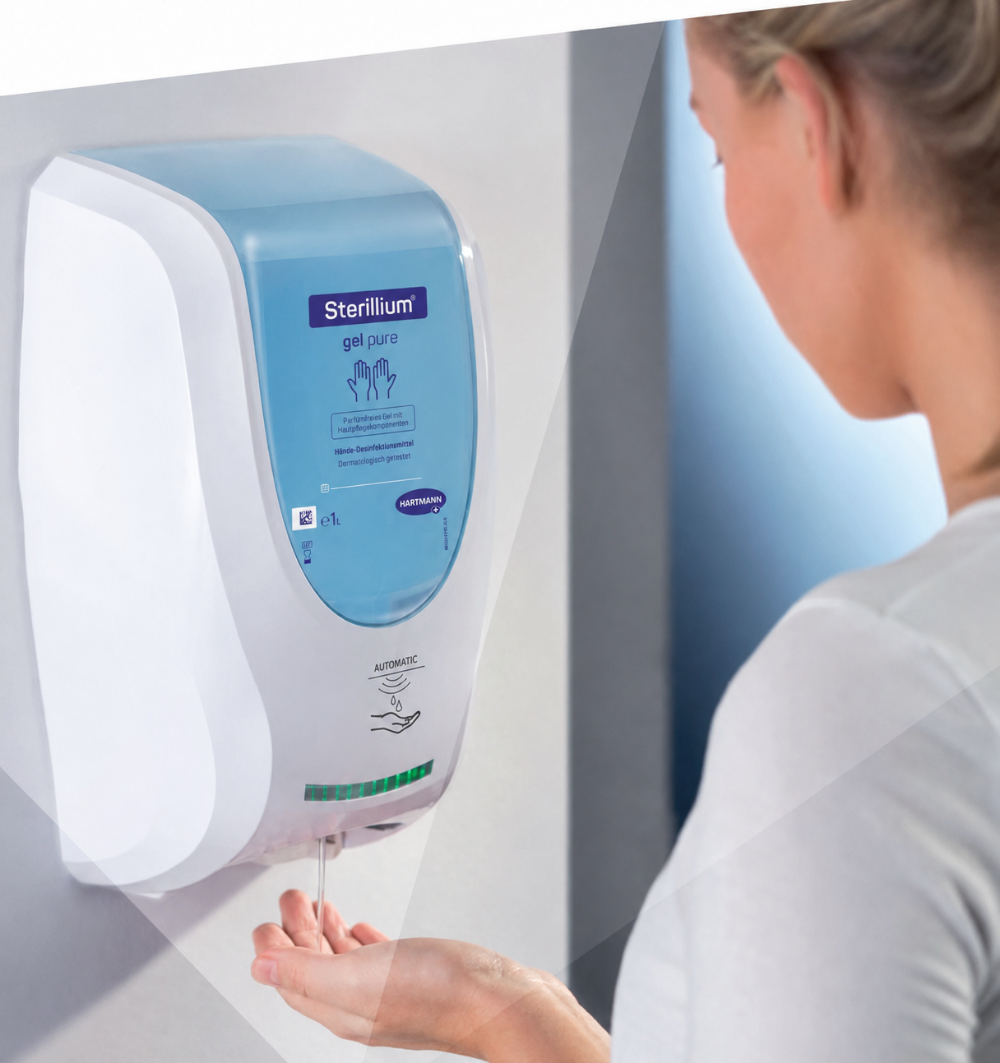 Frau hält die Hand unter einen automatischen Sterillium Gel Pure Spender zur berührungslosen Händedesinfektion.