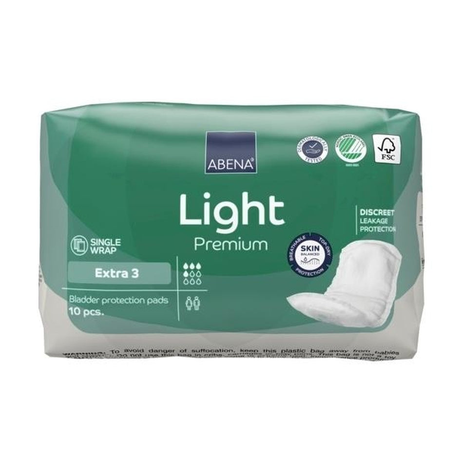 Inkontinenzeinlage Abena Light Extra 3, verpackt in einer weißen und blauen Verpackung. Die Vorderseite zeigt ein stilisiertes, grafisches Symbol für die Produktkategorie und die Produktbezeichnung "Abena Light Extra 3". Auf der Verpackung sind produktbezogene Informationen in verschiedenen Sprachen abgebildet. Die Verpackung hat eine flache Form und ist deutlich in den Farben Blau und Weiß gehalten.