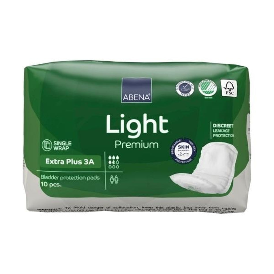 Weißes Paket der Abena Light Extra Plus 3A Inkontinenzeinlagen, das sich auf einem neutralen Hintergrund befindet. Das Produktdesign zeigt zentrale Informationen, einschließlich der Produktbezeichnung in klarer Schrift und der Anzahl der Einlagen, die im Paket enthalten sind. Die Verpackung hebt die Unterscheidungsmerkmale wie Saugfähigkeit und Hautfreundlichkeit hervor, während das Logo von Abena gut sichtbar ist.