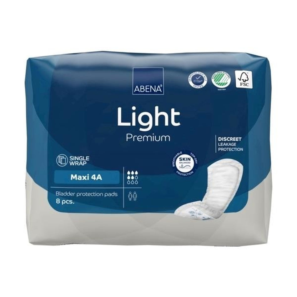 Alt-Text: Bild einer Abena Light Maxi Premium 4A Inkontinenzeinlage. Die Einlage ist weiß und zeichnet sich durch eine weiche, strukturierte Oberfläche aus. Sie zeigt eine geschwungene Form mit seitlichen Auslaufrändern, die zusätzlichen Komfort bieten. Die Verpackung im Hintergrund ist detailreich zu erkennen, einschließlich des Abena-Logos und der Produktbezeichnung.