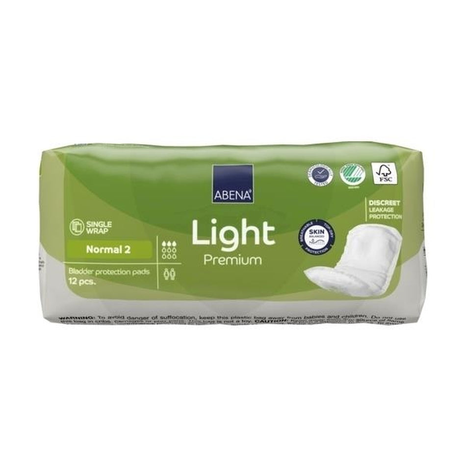 Abena Light Normal Inkontinenzeinlage - Produktbild: Zu sehen ist eine Packung der Abena Light Normal Inkontinenzeinlagen mit der Artikelnummer 1000021339. Die Verpackung ist in einem ansprechenden, modernen Design gestaltet und zeigt eine entspannte Farbgebung in Blau- und Grüntönen. Die Inkontinenzeinlage selbst ist in der Packung nicht sichtbar, jedoch wird das Produkt als saugfähig, diskret und angenehm auf der Haut beworben.