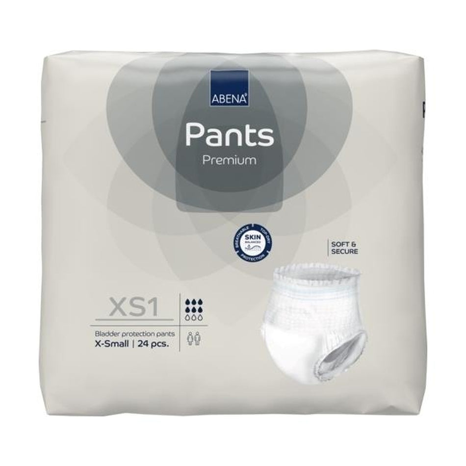 Ein Produktbild zeigt eine Packung mit Abena Premium Pants in der Größe XS1. Der blassblauen Verpackung ist ein modernes und ansprechendes Design mit einem klaren Fokus auf die Marke "Abena". Auf der Vorderseite ist das Produktlogo gut sichtbar, umgeben von Abbildungen, die auf die Verwendung von Pants für Erwachsene hinweisen. Im oberen Bereich steht gut lesbar "Premium Pants", während in der unteren Ecke die Größe XS1 hervorgehoben wird.