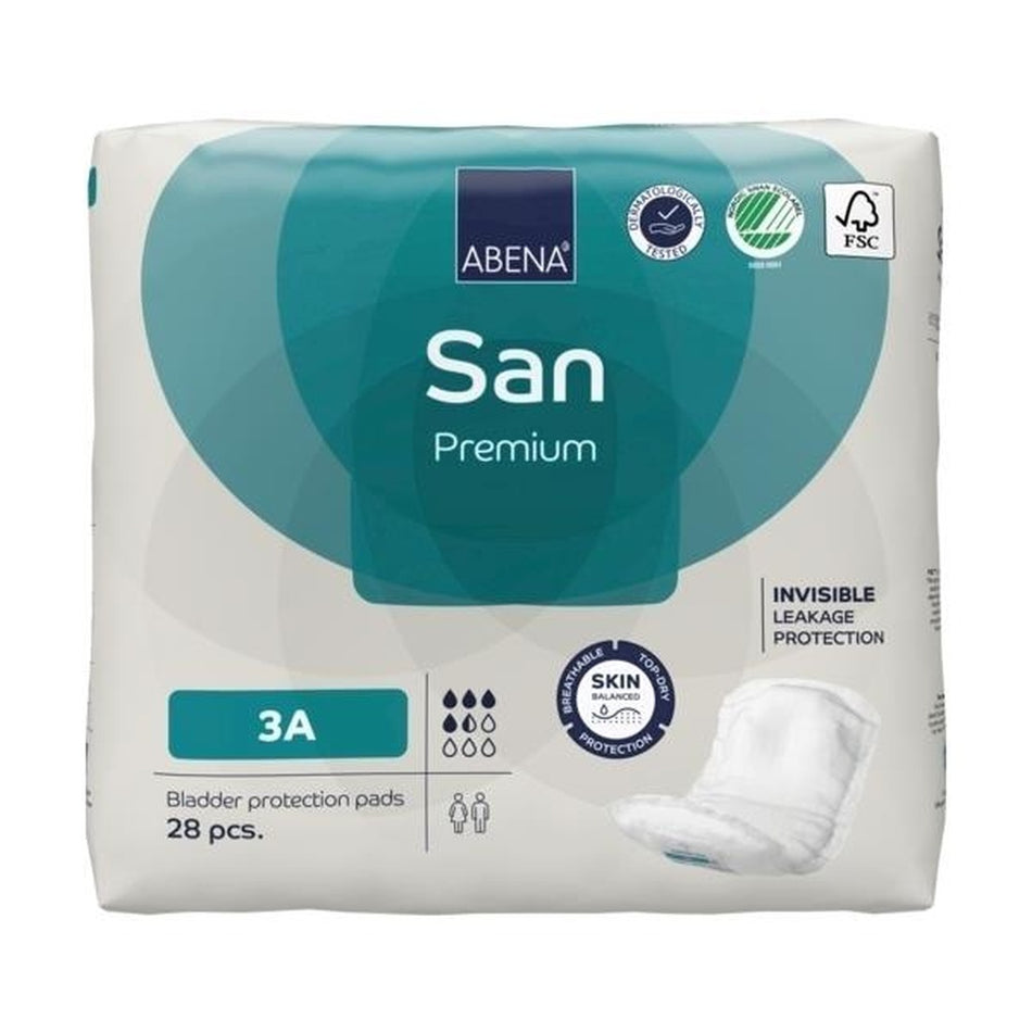 Abena San Premium Einlagen der Klasse 3A, verpackt in einer transparenten Umhüllung. Die Einlagen sind in einem kompakten Format dargestellt und zeigen eine leichte, absorbierende Struktur mit anatomischer Form für besseren Komfort. Auf der Verpackung sind deutlich die Markenbezeichnung "Abena" und das Produkt "San Premium" zu sehen. Die Einlagen sind in einem helleren Farbton gehalten, was auf ihre sanfte Textur hinweist.