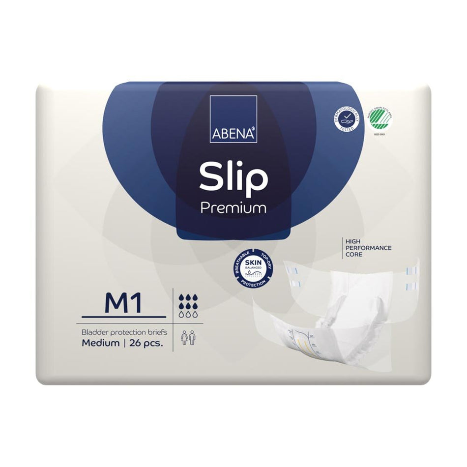 Bild eines Abena Slip Premium M1 Inkontinenzprodukts in packungsfähiger Form. Die Verpackung ist überwiegend in Blau und Weiß gehalten und zeigt das Abena-Logo sowie Informationen über die Produktkategorie. Auf der Vorderseite sind Symbole, die auf die Premium-Qualität und die hohen Absorptionsfähigkeiten hinweisen. Die Verpackung deutet auf eine große Anzahl von Slips hin, die für moderate bis schwere Inkontinenz geeignet sind.