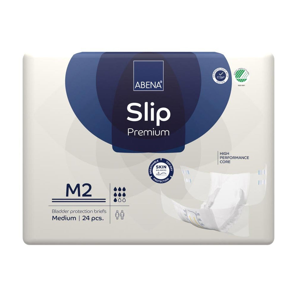 Abena Slip Premium M2: Ein eleganter Inkontinenzslip für Erwachsene, abgebildet mit einem weißen, sanften Material. Der Slip zeigt eine anatomische Form mit elastischen Bündchen und seitlichen Klebeverschlüssen. Die Oberfläche ist glatt und weist eine feine Textur auf, die für Komfort sorgt. Zusätzlich sind Verfügbarkeits- und Produktkennzeichnungen sichtbar. Der Hintergrund ist hell und neutral, um das Produkt hervorzuheben.