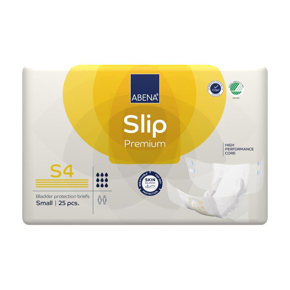 Weißer, atmungsaktiver Windel-Slip Abena S4 für Erwachsene, auf einem neutralen Hintergrund präsentiert. Die Windel besitzt seitliche Klettverschlüsse und ist mit dem Logo der Marke Abena sowie einer farbigen Kennzeichnung für die Größe S4 versehen. Die Oberfläche ist weich und hat eine strukturierte Oberfläche, die auf Hautfreundlichkeit hinweist. Einfache Handhabung und gute Passform werden durch die elastischen Bündchen an den Beinen und einem flexiblen Bund betont.