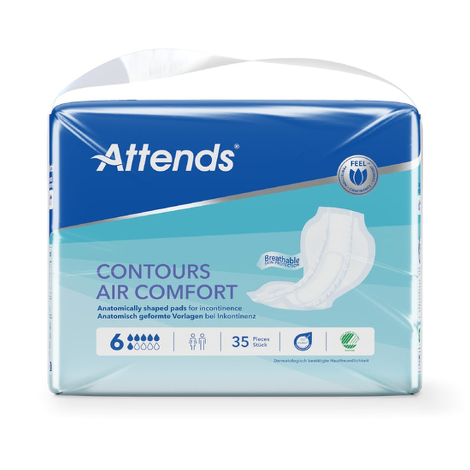 Attends Contours Air Comfort 6 Vorlagen auf weißem Hintergrund. Die Einlagen sind in einer ovalen, anatomischen Form gestaltet, um eine optimale Anpassung an den Körper zu gewährleisten. Sie verfügen über eine weiche Oberflächenstruktur in einer hellen, neutralen Farbe, die sanft zur Haut ist. An den Seiten sind elastische Bündchen zu erkennen, die für zusätzlichen Halt sorgen. In der oberen Ecke ist das Logo der Marke "Attends" sichtbar.