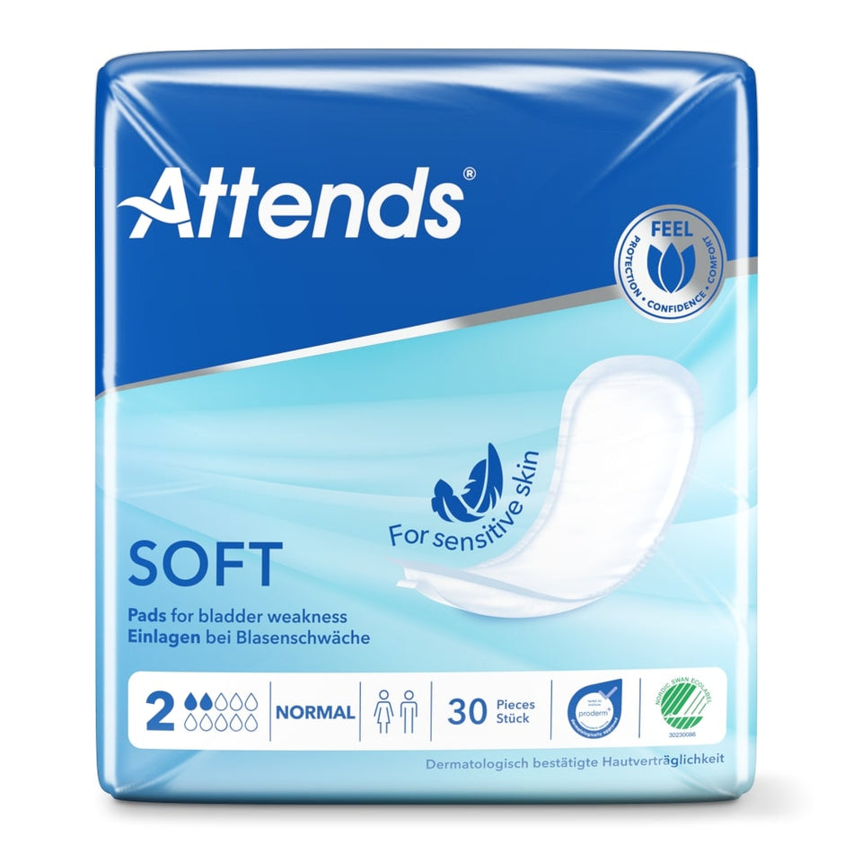 Packung mit Inkontinenzprodukten von Attends Soft, Größe Normal, im 30er-Pack. Die Verpackung zeigt eine geschlossene Box mit einem sanften, blau-weißen Design. In der oberen linken Ecke ist das Logo von Attends gut sichtbar, während der Produktname „Attends Soft“ und „Normal“ in klaren, großen Schriftarten hervorgehoben sind. Die Verpackung ist so gestaltet, dass sie eine weiche, bequeme Lösung für Inkontinenz suggeriert. Der Hintergrund ist hell und freundlich, was Vertrauen und Komfort ausstrahlt.