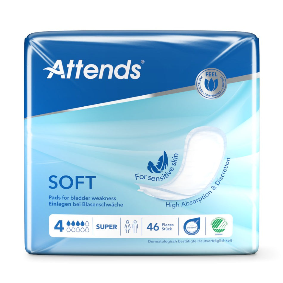 Weißes Produktbild eines Attends Soft 4 Super, einer hochwertigen Inkontinenzunterlage. Die Unterlage ist in der Mitte gefaltet und zeigt die saugfähige Innenseite mit feinen, strukturierten Oberflächen. Auf der Linken Seite ist das Produktetikett mit dem Schriftzug „Attends Soft 4 Super“ und Informationssymbolen zu sehen. Der Hintergrund ist neutral gehalten, um die Produkteigenschaften hervorzuheben.