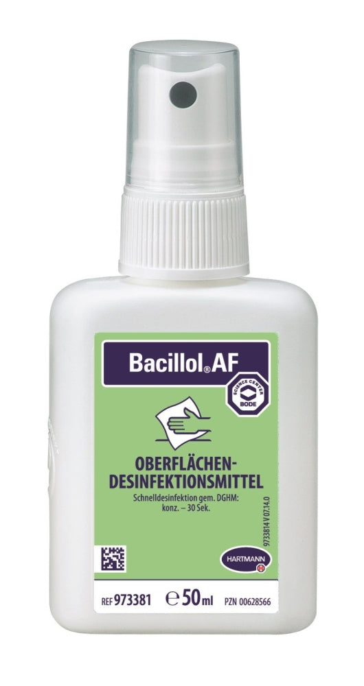 Flasche Bacillol AF mit 50 ml Inhalt, die in einem klaren, modernen Design gehalten ist. Die Flasche hat eine schlichte quadratische Form mit abgerundeten Ecken und einem weißen Pumpspender. Der Etikett ist in leuchtenden Farben gestaltet und enthält den Produktnamen "Bacillol AF" sowie wichtige Informationen zur Anwendung und Inhaltsstoffen. Im Hintergrund sind verschwommene Desinfektionsmittel-Symbole zu erkennen, die auf die Verwendung des Produkts hinweisen.