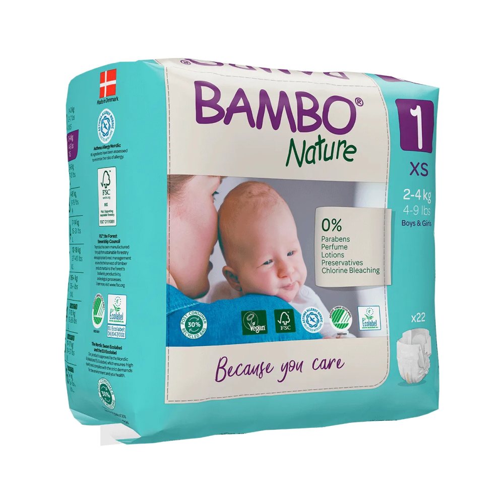 Bambus-Nature-Windeln der Größe 1 (XS) für Babys von 2 bis 4 kg. Die Verpackung ist in sanften Farbtönen gehalten und zeigt das Produkt auf der Vorderseite. Im Hintergrund sind stilisierte grüne Bambusblätter abgebildet, die auf die umweltfreundliche Natur der Windeln hinweisen. Das Produkt ist als hypoallergen und dermatologisch getestet gekennzeichnet. Ein Highlight ist der praktische Verschluss, der für eine einfache Handhabung sorgt.