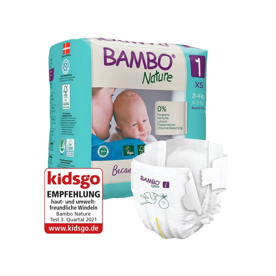 Bambo Nature Windeln Größe 1 (XS) für Neugeborene mit einem Gewicht von 2-4 kg. Die Windeln sind aus umweltfreundlichen Materialien gefertigt und bieten eine anatomische Passform. Auf der Verpackung sind ansprechende, kindgerechte Designs abgebildet, die versprechen, sanft zur Haut zu sein. Darüber hinaus sind die Windeln ökologisch nachhaltig und dermatologisch getestet.