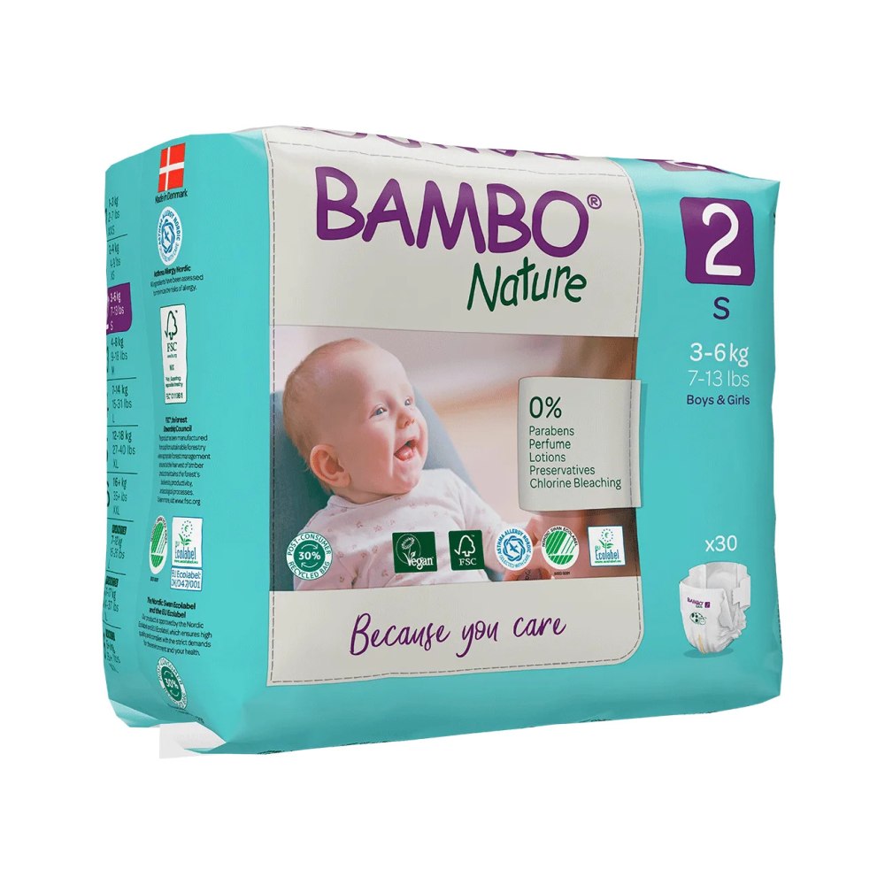 Bamboo Nature Windeln in Größe 2, geeignet für Babys mit einem Gewicht von 3 bis 6 kg. Die Windel hat ein weiches, hypoallergenes Material und ist in einer umweltfreundlichen Verpackung präsentiert. Auf dem Bild sind mehrere Windeln übereinander gestapelt, mit einem klaren Blick auf die charakteristischen grünen Akzente und dem Logo der Marke. Die Windeln sind atmungsaktiv und enthalten keine schädlichen Chemikalien, was sie ideal für empfindliche Babyhaut macht.