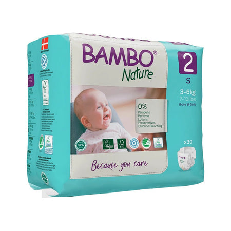 Bamboo Nature Windeln in Größe 2, geeignet für Babys mit einem Gewicht von 3 bis 6 kg. Die Windel hat ein weiches, hypoallergenes Material und ist in einer umweltfreundlichen Verpackung präsentiert. Auf dem Bild sind mehrere Windeln übereinander gestapelt, mit einem klaren Blick auf die charakteristischen grünen Akzente und dem Logo der Marke. Die Windeln sind atmungsaktiv und enthalten keine schädlichen Chemikalien, was sie ideal für empfindliche Babyhaut macht.