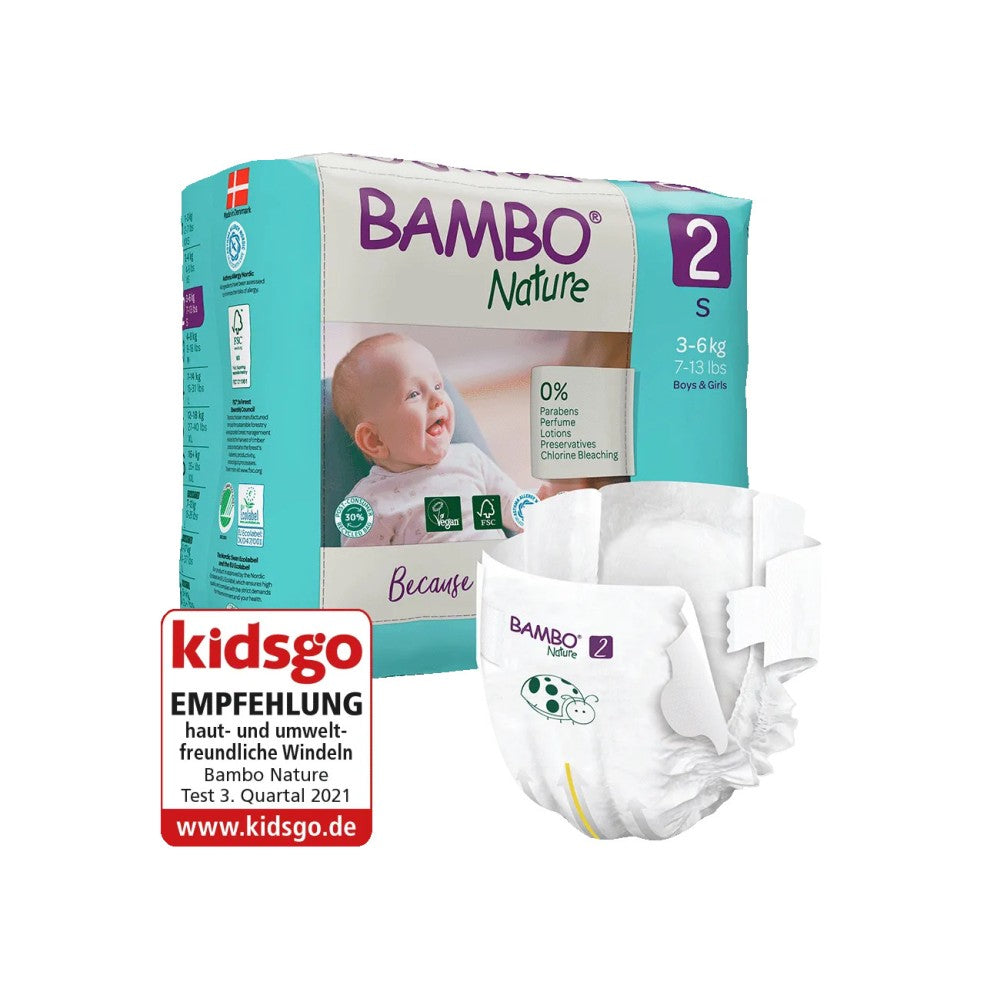 Das Bild zeigt eine Verpackung von Bambo Nature-Windeln in Größe 2, geeignet für Babys von 3 bis 6 kg. Die Verpackung ist farbenfroh gestaltet und zeigt ein ansprechendes, modernes Design. Auf der Vorderseite sind ein Kleinkind und ein niedliches Tiermotiv abgebildet. Neben den Bildern sind Informationen zur Größe und den umweltfreundlichen Eigenschaften der Windeln zu sehen. Der Hintergrund ist hell und ansprechend, was das Produkt hervorhebt und eine freundliche Atmosphäre vermittelt.