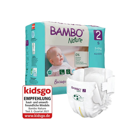 Das Bild zeigt eine Verpackung von Bambo Nature-Windeln in Größe 2, geeignet für Babys von 3 bis 6 kg. Die Verpackung ist farbenfroh gestaltet und zeigt ein ansprechendes, modernes Design. Auf der Vorderseite sind ein Kleinkind und ein niedliches Tiermotiv abgebildet. Neben den Bildern sind Informationen zur Größe und den umweltfreundlichen Eigenschaften der Windeln zu sehen. Der Hintergrund ist hell und ansprechend, was das Produkt hervorhebt und eine freundliche Atmosphäre vermittelt.