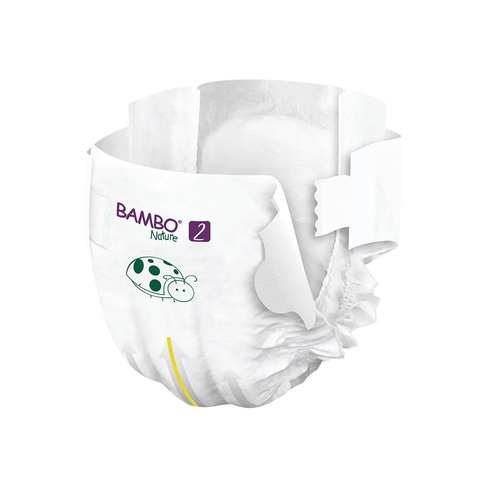 Bambo Nature Windeln der Größe 2, geeignet für Babys von 3 bis 6 kg, auf einem weißen Hintergrund. Die Windelpackung zeigt eine umweltfreundliche Verpackung mit fröhlicher Schrift und bunten Illustrationen. Das Design ist modern und ansprechend, hebt die sanften Materialien und die hypoallergenen Eigenschaften der Windeln hervor. Auf der Vorderseite sind die Abmessungen und die Empfehlung für die Verwendung deutlich sichtbar.