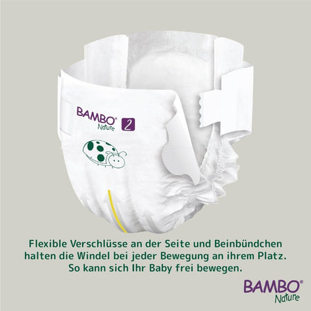 Das Produktbild zeigt eine Packung Bambo Nature Windeln in Größe 2, geeignet für Babys mit einem Gewicht von 3 bis 6 kg. Die Vorderseite der Verpackung ist hellgrün mit farbenfrohen Illustrationen von spielenden Tieren wie einem Bären und einem Hasen. Oben links steht der Markenname "Bambo Nature". Die Windeln versprechen umweltfreundliche, hypoallergene und atmungsaktive Eigenschaften. Im Hintergrund sind sanfte Linien und Designs, die eine freundliche, kindgerechte Atmosphäre schaffen.