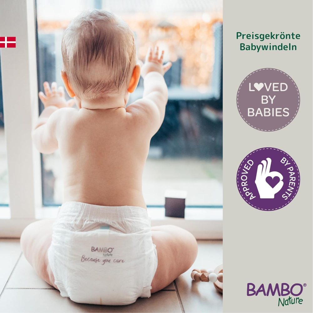 Bambo Nature Windeln der Größe 2, geeignet für Babys mit einem Gewicht von 3-6 kg. Die Verpackung zeigt eine grüne Farbgestaltung mit stilisierten, bunten Illustrationen von einem lächelnden Baby und Accessoires wie einem Spielzeug. Die Windeln sitzen im Vordergrund und sind in einem sauberen, modernen Design präsentiert. Die Windeln sind umweltfreundlich und hypoallergen, was auf der Verpackung hervorgehoben wird.